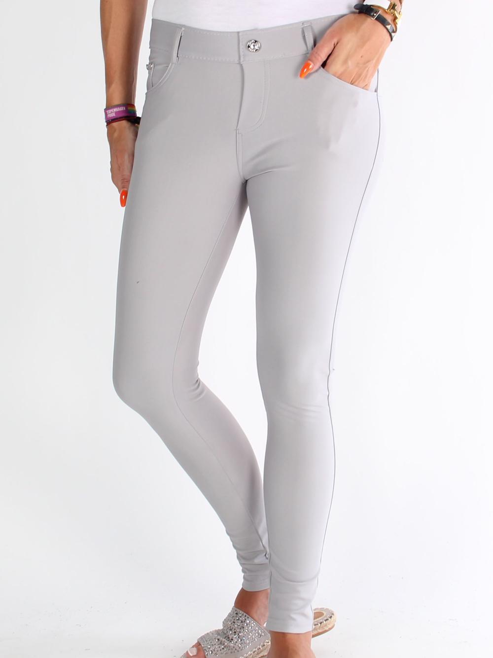 Regitze - Svarta byxor med fickor och similisten på knappen